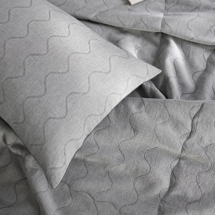 91家纺网 家纺一手货源 找家纺 安莱生活 2024色新款织双层纱提花波浪三系列夏被及夏被四件套--竖纹波浪 竖纹-深灰