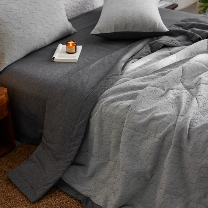 91家纺网 家纺一手货源 找家纺 安莱生活 2024色织双层纱提花波浪三系列夏被及夏被四件套--斜纹波兰 斜纹-深灰