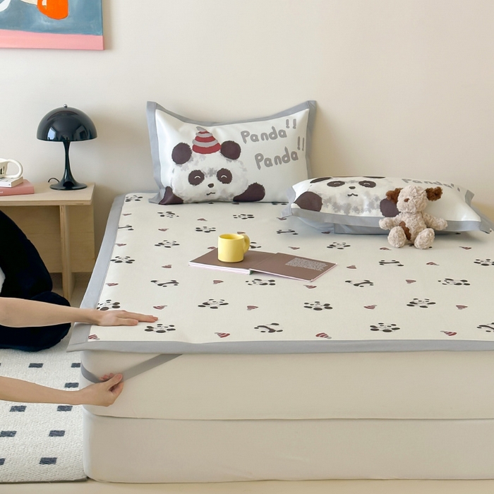 91家纺网 家纺一手货源 找家纺 圆岛 2024新款A类900D萌宠系列冰丝养生席 熊猫崽崽