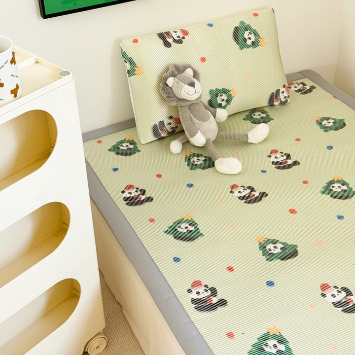 91家纺网 家纺一手货源 找家纺 喜多兔儿童家纺 2024新款抗菌大豆纤维隔尿凉席 绿色圣诞熊猫