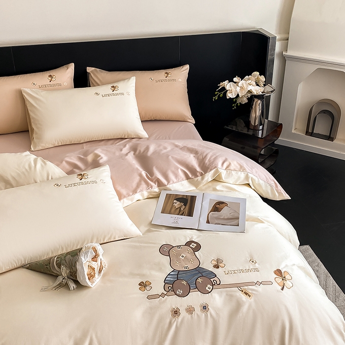 91家纺网 家纺一手货源 找家纺 澳梵家居 2024新款60s全棉刺绣四件套--【路易斯熊】系列 路易斯熊-奶白粉