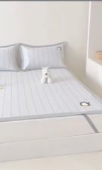 91家纺网 家纺一手货源 找家纺 时年 2024新款7A抗菌提花毛巾绣冰丝凉席（充值会员优惠10元） 冰丝毛巾绣-顽皮企鹅