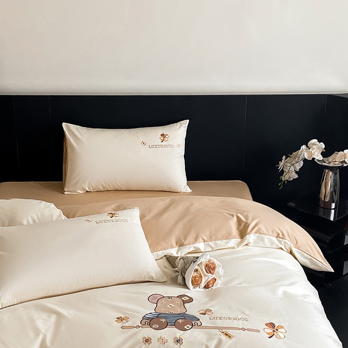 91家纺网 家纺一手货源 找家纺 （总）澳梵家居 2024新款60s全棉刺绣四件套--【路易斯熊】系列