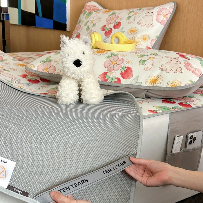 91家纺网 家纺一手货源 找家纺 时年 2024新款7A抗菌数码印花冰丝凉席（充值会员优惠10元） 草莓兔园