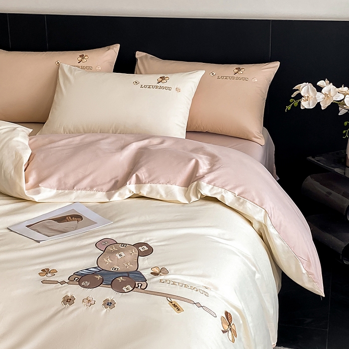 91家纺网 家纺一手货源 找家纺 澳梵家居 2024新款60s全棉刺绣四件套--【路易斯熊】系列 路易斯熊-奶白粉