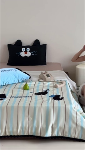 91家纺网 家纺一手货源 找家纺 黛舒家居 2024新款天丝条纹夏被款 黑色猫咪