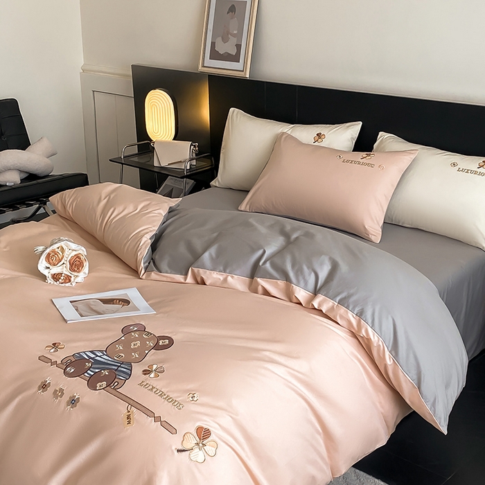 91家纺网 家纺一手货源 找家纺 澳梵家居 2024新款60s全棉刺绣四件套--【路易斯熊】系列 路易斯熊-白桃粉灰