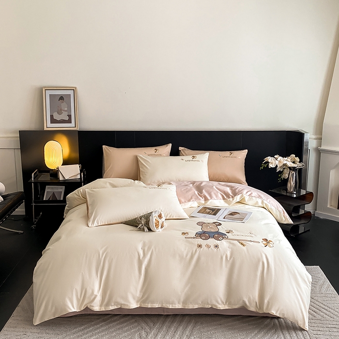 91家纺网 家纺一手货源 找家纺 澳梵家居 2024新款60s全棉刺绣四件套--【路易斯熊】系列 路易斯熊-奶白粉