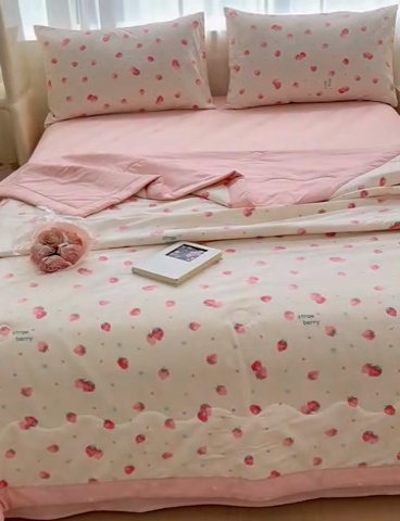 91家纺网 家纺一手货源 找家纺 金丝鸟家纺 2024新款全棉棉花夏被四件套 清新小草莓