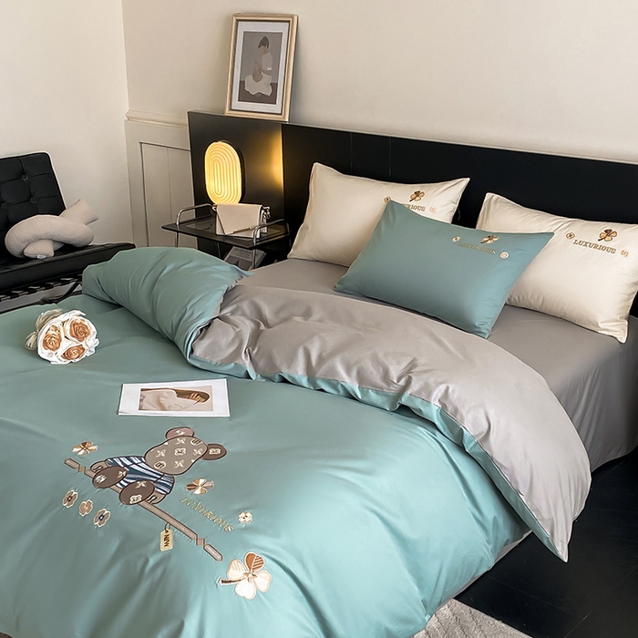 91家纺网 家纺一手货源 找家纺 澳梵家居 2024新款60s全棉刺绣四件套--【路易斯熊】系列 路易斯熊-烟波绿