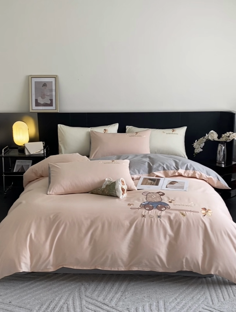 91家纺网 家纺一手货源 找家纺 澳梵家居 2024新款60s全棉刺绣四件套--【路易斯熊】系列 路易斯熊-白桃粉灰