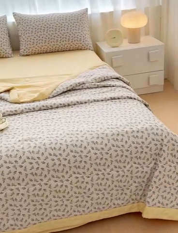 91家纺网 家纺一手货源 找家纺 金丝鸟家纺 2024新款全棉棉花夏被四件套 米色小花