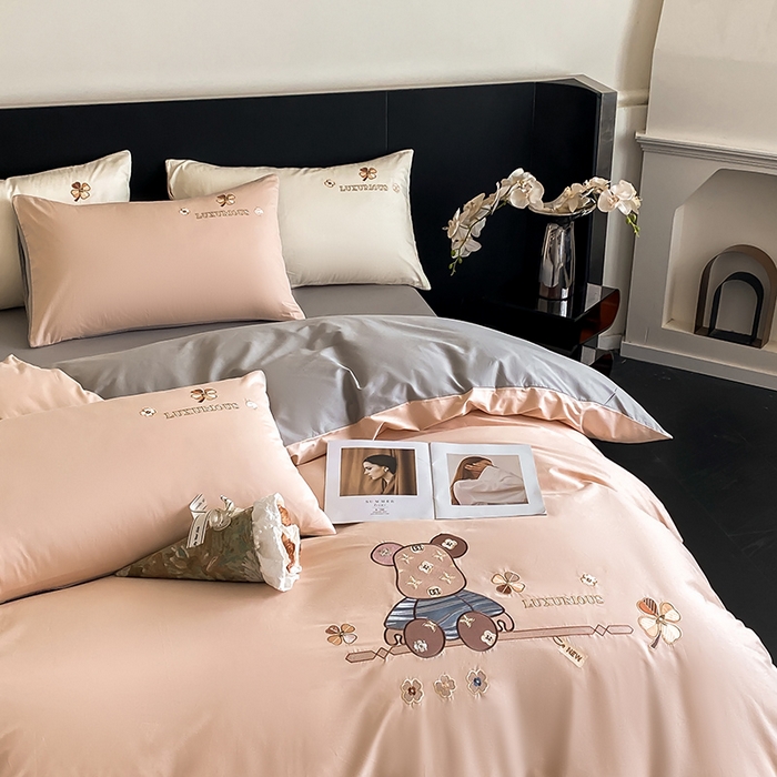 91家纺网 家纺一手货源 找家纺 澳梵家居 2024新款60s全棉刺绣四件套--【路易斯熊】系列 路易斯熊-白桃粉灰