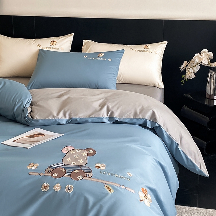 91家纺网 家纺一手货源 找家纺 澳梵家居 2024新款60s全棉刺绣四件套--【路易斯熊】系列 路易斯熊-莱茵蓝