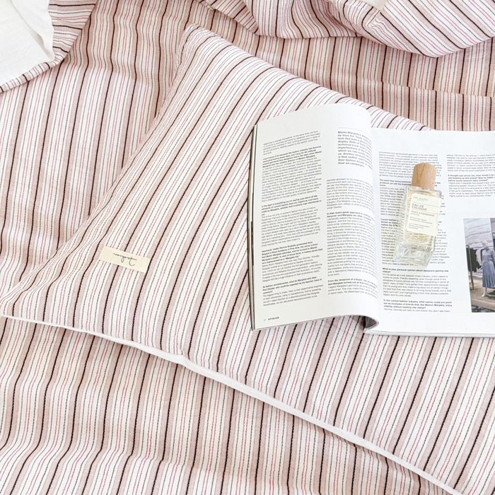 91家纺网 家纺一手货源 找家纺 玛奇朵 新款全棉色织立体提花四件套-海街日记 海街日记-红咖（搭配白色床单）