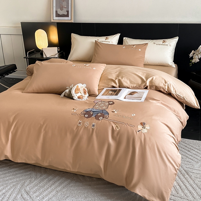 91家纺网 家纺一手货源 找家纺 澳梵家居 2024新款60s全棉刺绣四件套--【路易斯熊】系列 路易斯熊-奇遇金