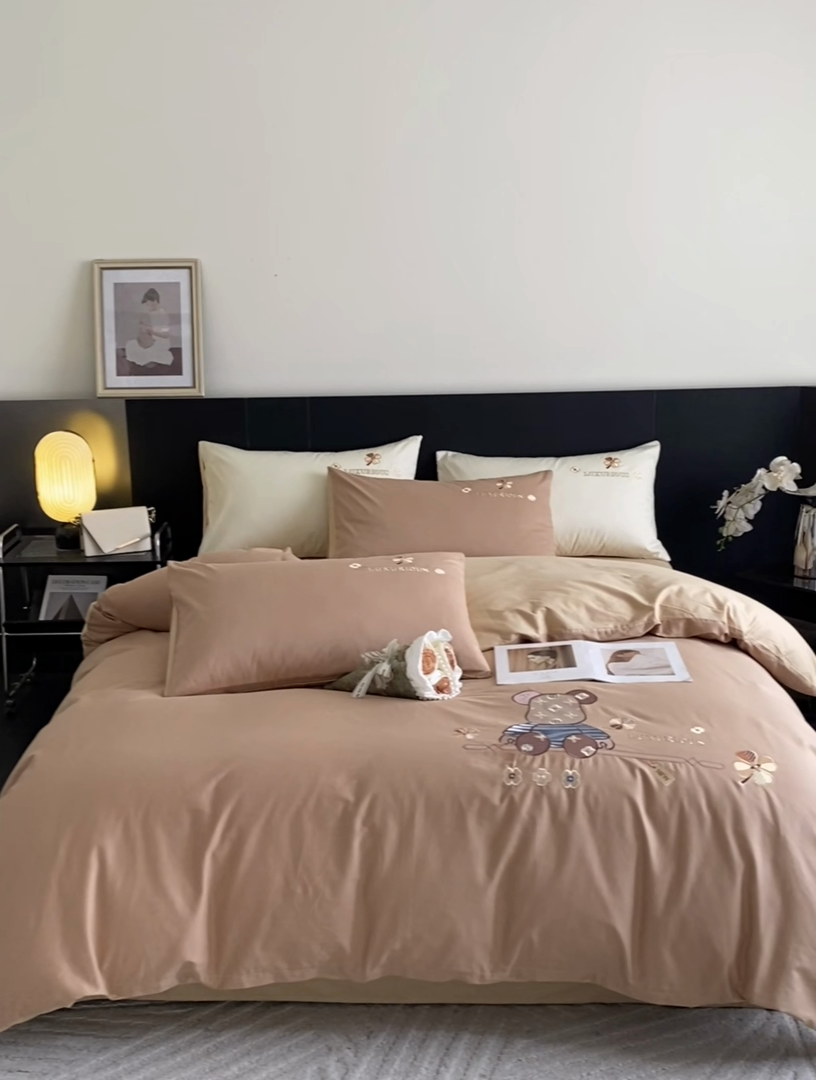 91家纺网 家纺一手货源 找家纺 澳梵家居 2024新款60s全棉刺绣四件套--【路易斯熊】系列 路易斯熊-奇遇金