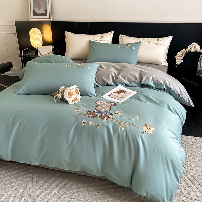 91家纺网 家纺一手货源 找家纺 澳梵家居 2024新款60s全棉刺绣四件套--【路易斯熊】系列 路易斯熊-烟波绿