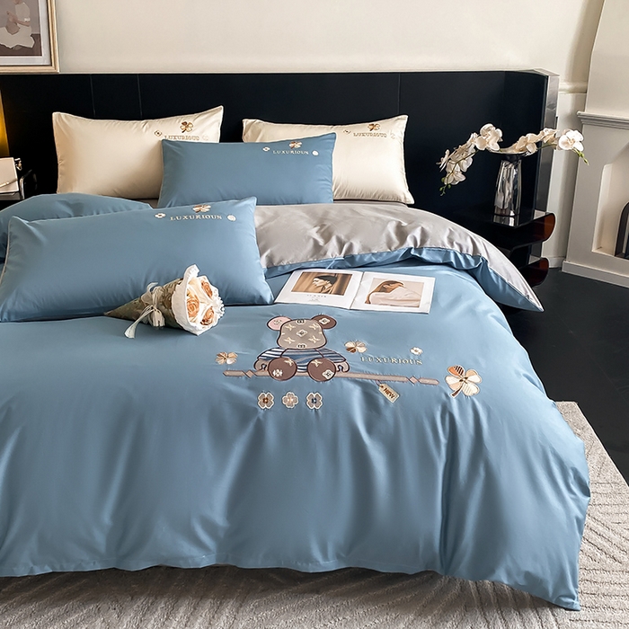 91家纺网 家纺一手货源 找家纺 澳梵家居 2024新款60s全棉刺绣四件套--【路易斯熊】系列 路易斯熊-莱茵蓝