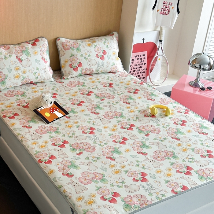 91家纺网 家纺一手货源 找家纺 时年 2024新款7A抗菌数码印花冰丝凉席（充值会员优惠10元） 草莓兔园