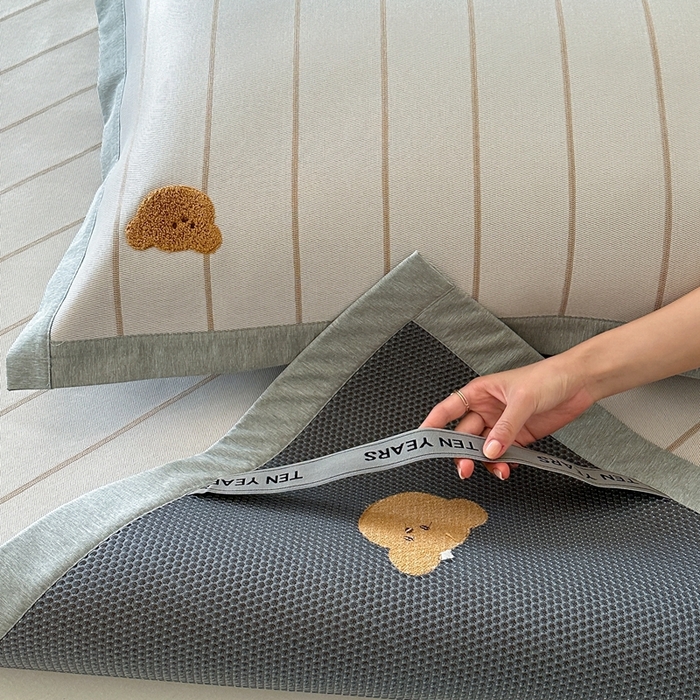 91家纺网 家纺一手货源 找家纺 时年 2024新款7A抗菌提花毛巾绣冰丝凉席（充值会员优惠10元） 冰丝毛巾绣-熊崽崽