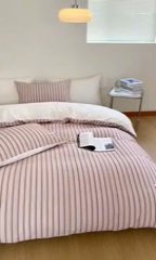 91家纺网 家纺一手货源 找家纺 玛奇朵 新款全棉色织立体提花四件套-海街日记 海街日记-粉橘（搭配米色床单）场景一