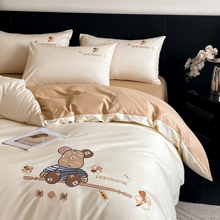 91家纺网 家纺一手货源 找家纺 澳梵家居 2024新款60s全棉刺绣四件套--【路易斯熊】系列 路易斯熊-奶白金