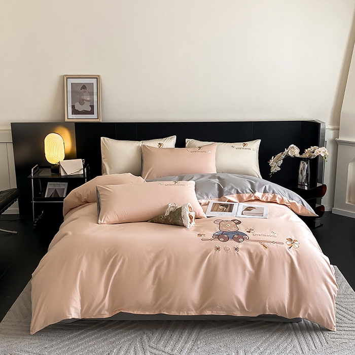 91家纺网 家纺一手货源 找家纺 澳梵家居 2024新款60s全棉刺绣四件套--【路易斯熊】系列 路易斯熊-白桃粉灰