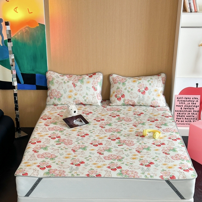 91家纺网 家纺一手货源 找家纺 时年 2024新款7A抗菌数码印花冰丝凉席（充值会员优惠10元） 草莓兔园