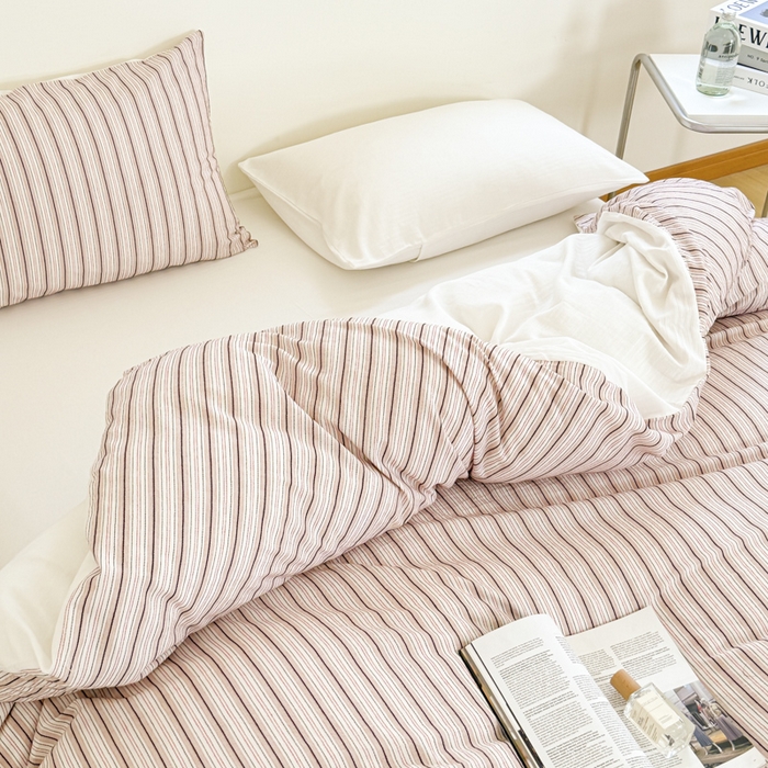 91家纺网 家纺一手货源 找家纺 玛奇朵 新款全棉色织立体提花四件套-海街日记 海街日记-红咖（搭配白色床单）