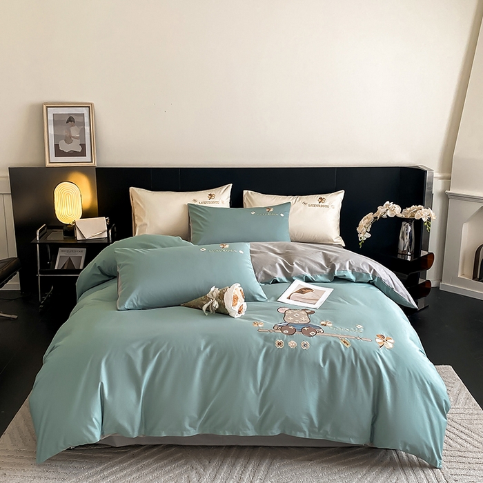 91家纺网 家纺一手货源 找家纺 澳梵家居 2024新款60s全棉刺绣四件套--【路易斯熊】系列 路易斯熊-烟波绿