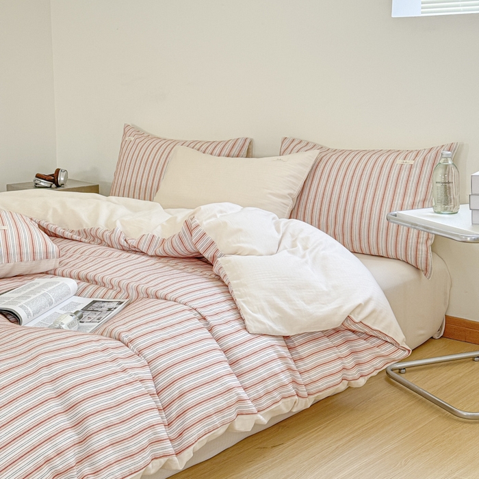 91家纺网 家纺一手货源 找家纺 玛奇朵 新款全棉色织立体提花四件套-海街日记 海街日记-粉橘（搭配米色床单）场景二