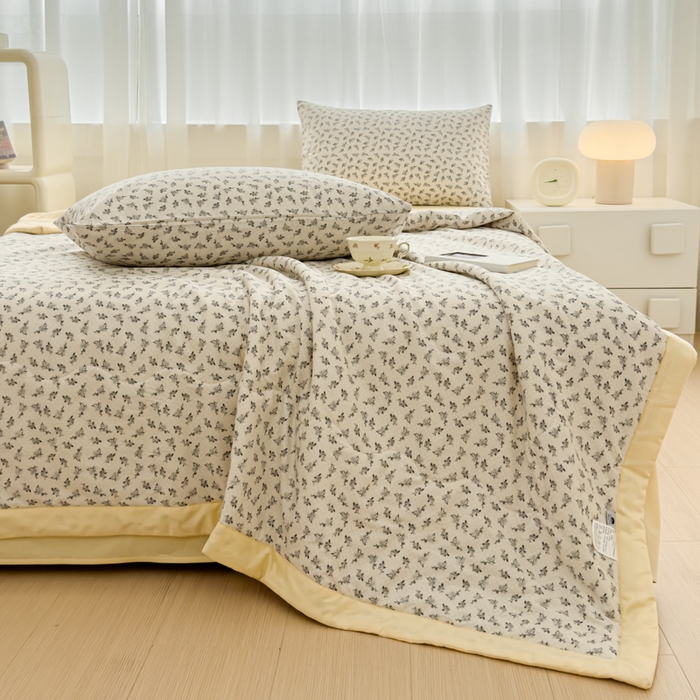 91家纺网 家纺一手货源 找家纺 金丝鸟家纺 2024新款全棉棉花夏被四件套 米色小花