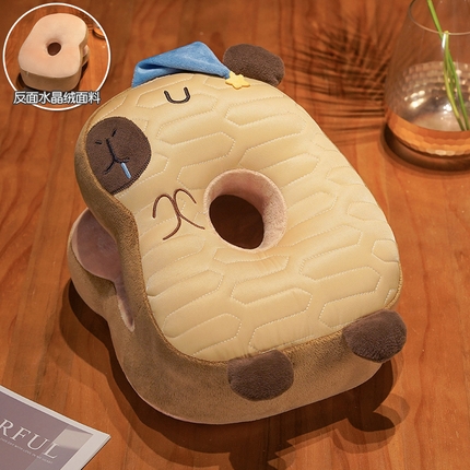 91家纺网 家纺一手货源 找家纺 仟亿莱 2024新款佛系水豚乳胶冰丝午睡枕 乳胶带帽水豚午睡-2