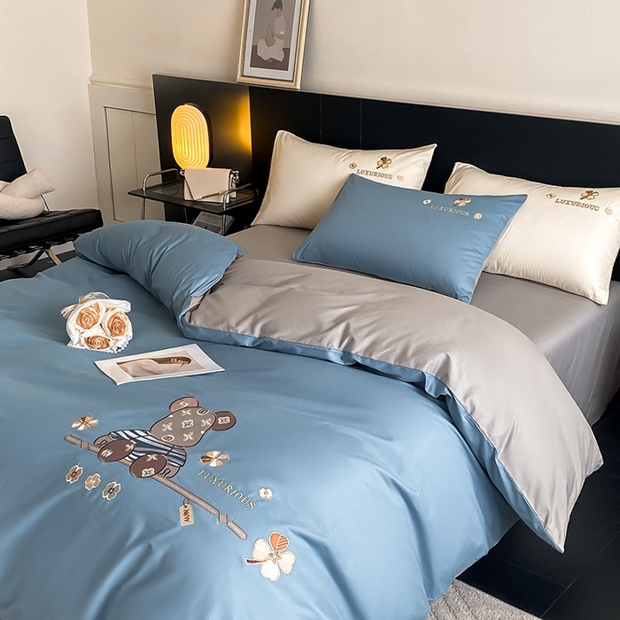 91家纺网 家纺一手货源 找家纺 澳梵家居 2024新款60s全棉刺绣四件套--【路易斯熊】系列 路易斯熊-莱茵蓝