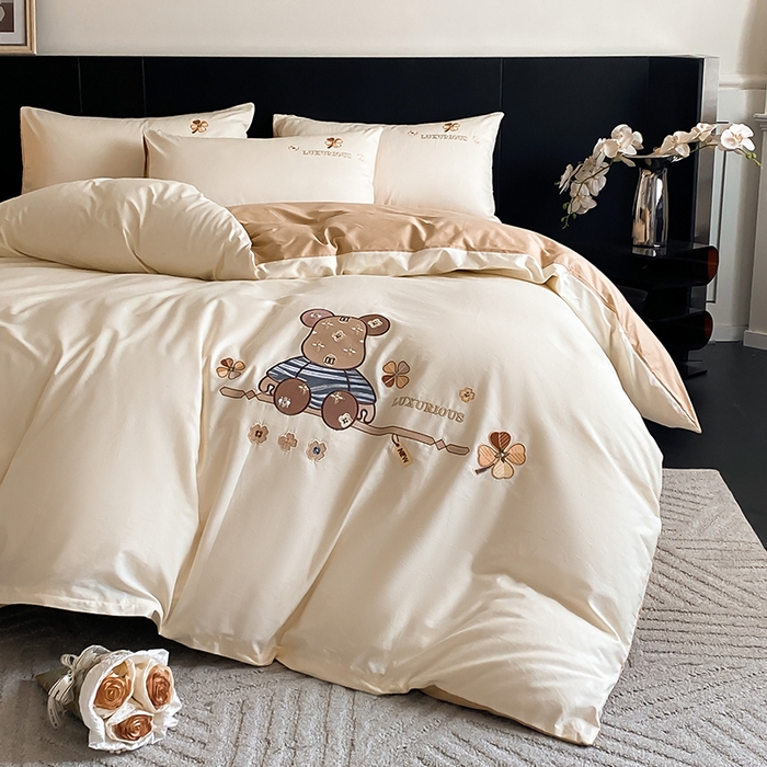 91家纺网 家纺一手货源 找家纺 （总）澳梵家居 2024新款60s全棉刺绣四件套--【路易斯熊】系列