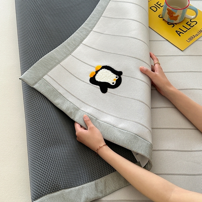 91家纺网 家纺一手货源 找家纺 时年 2024新款7A抗菌提花毛巾绣冰丝凉席（充值会员优惠10元） 冰丝毛巾绣-顽皮企鹅