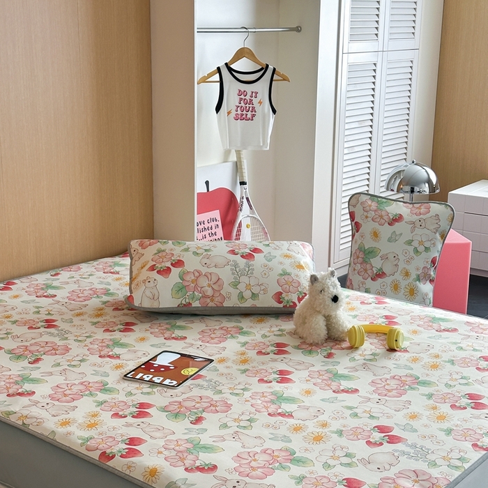 91家纺网 家纺一手货源 找家纺 时年 2024新款7A抗菌数码印花冰丝凉席（充值会员优惠10元） 草莓兔园