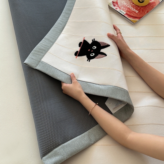 91家纺网 家纺一手货源 找家纺 时年 2024新款7A抗菌提花毛巾绣冰丝凉席（充值会员优惠10元） 冰丝毛巾绣-俏皮猫咪