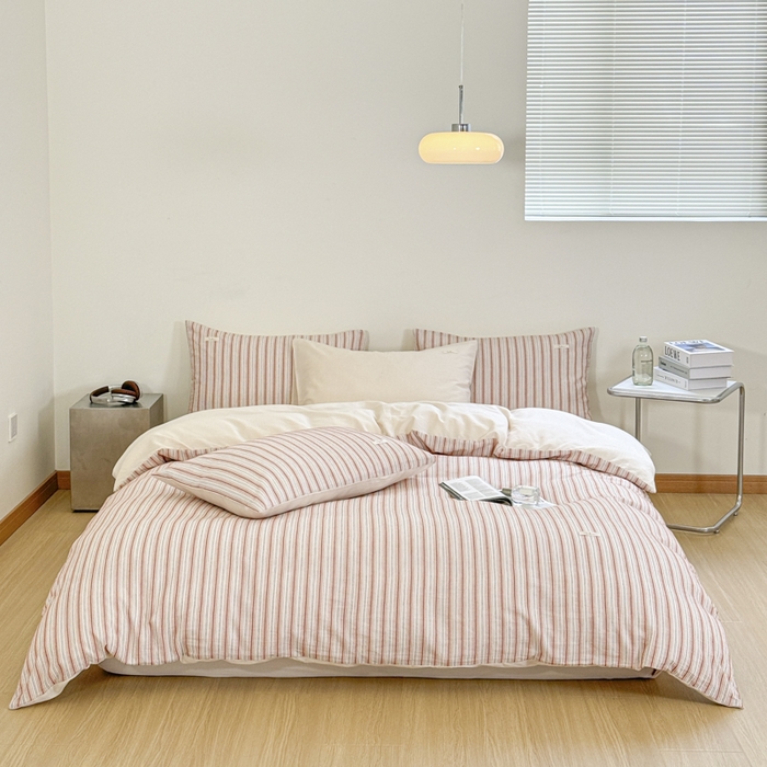 91家纺网 家纺一手货源 找家纺 玛奇朵 新款全棉色织立体提花四件套-海街日记 海街日记-粉橘（搭配米色床单）场景二