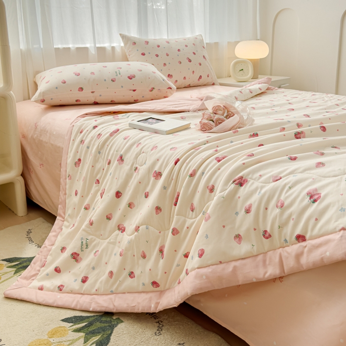 91家纺网 家纺一手货源 找家纺 金丝鸟家纺 2024新款全棉棉花夏被四件套 清新小草莓