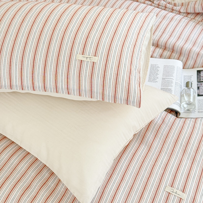 91家纺网 家纺一手货源 找家纺 玛奇朵 新款全棉色织立体提花四件套-海街日记 海街日记-粉橘（搭配米色床单）场景二