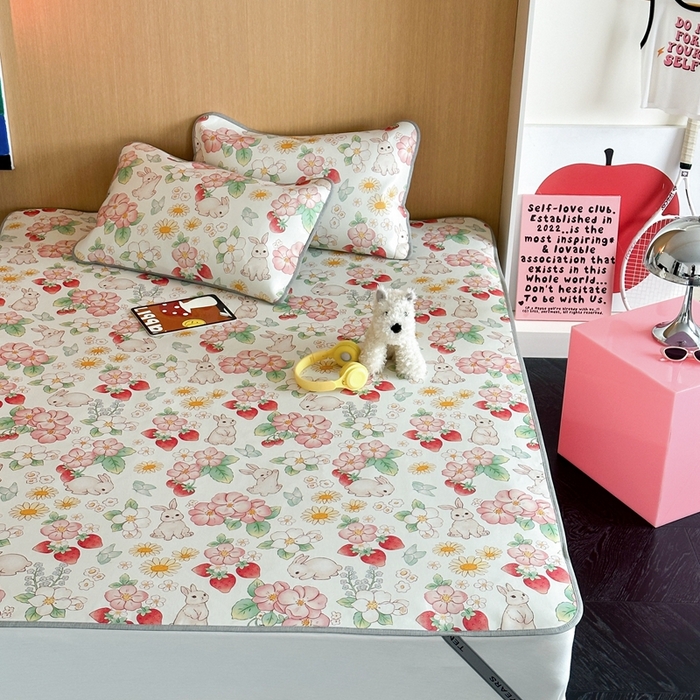 91家纺网 家纺一手货源 找家纺 时年 2024新款7A抗菌数码印花冰丝凉席（充值会员优惠10元） 草莓兔园