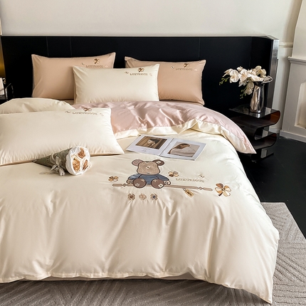 澳梵家居 2024新款60s全棉刺绣四件套--【路易斯熊】系列 路易斯熊-奶白粉