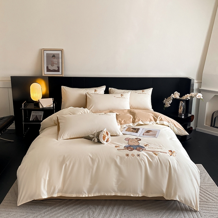 91家纺网 家纺一手货源 找家纺 澳梵家居 2024新款60s全棉刺绣四件套--【路易斯熊】系列 路易斯熊-奶白金