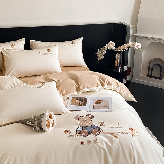 91家纺网 家纺一手货源 找家纺 澳梵家居 2024新款60s全棉刺绣四件套--【路易斯熊】系列 路易斯熊-奶白金