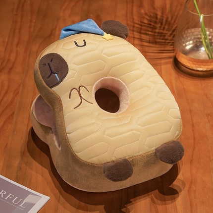 91家纺网 家纺一手货源 找家纺 仟亿莱 2024新款佛系水豚乳胶冰丝午睡枕 乳胶带帽水豚午睡-1