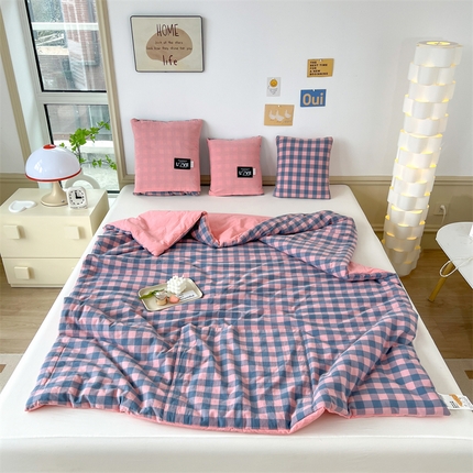 91家纺网 家纺一手货源 找家纺 翰轩家居 2024新款全棉色织水洗棉抱枕被 格调-粉