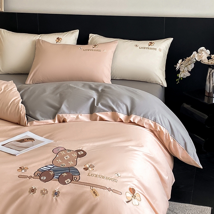 91家纺网 家纺一手货源 找家纺 澳梵家居 2024新款60s全棉刺绣四件套--【路易斯熊】系列 路易斯熊-白桃粉灰