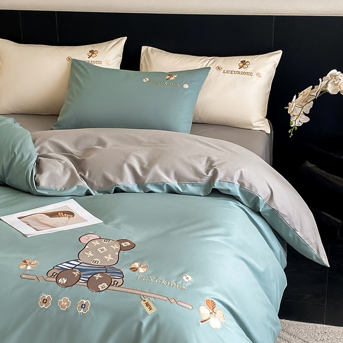 91家纺网 家纺一手货源 找家纺 澳梵家居 2024新款60s全棉刺绣四件套--【路易斯熊】系列 路易斯熊-烟波绿